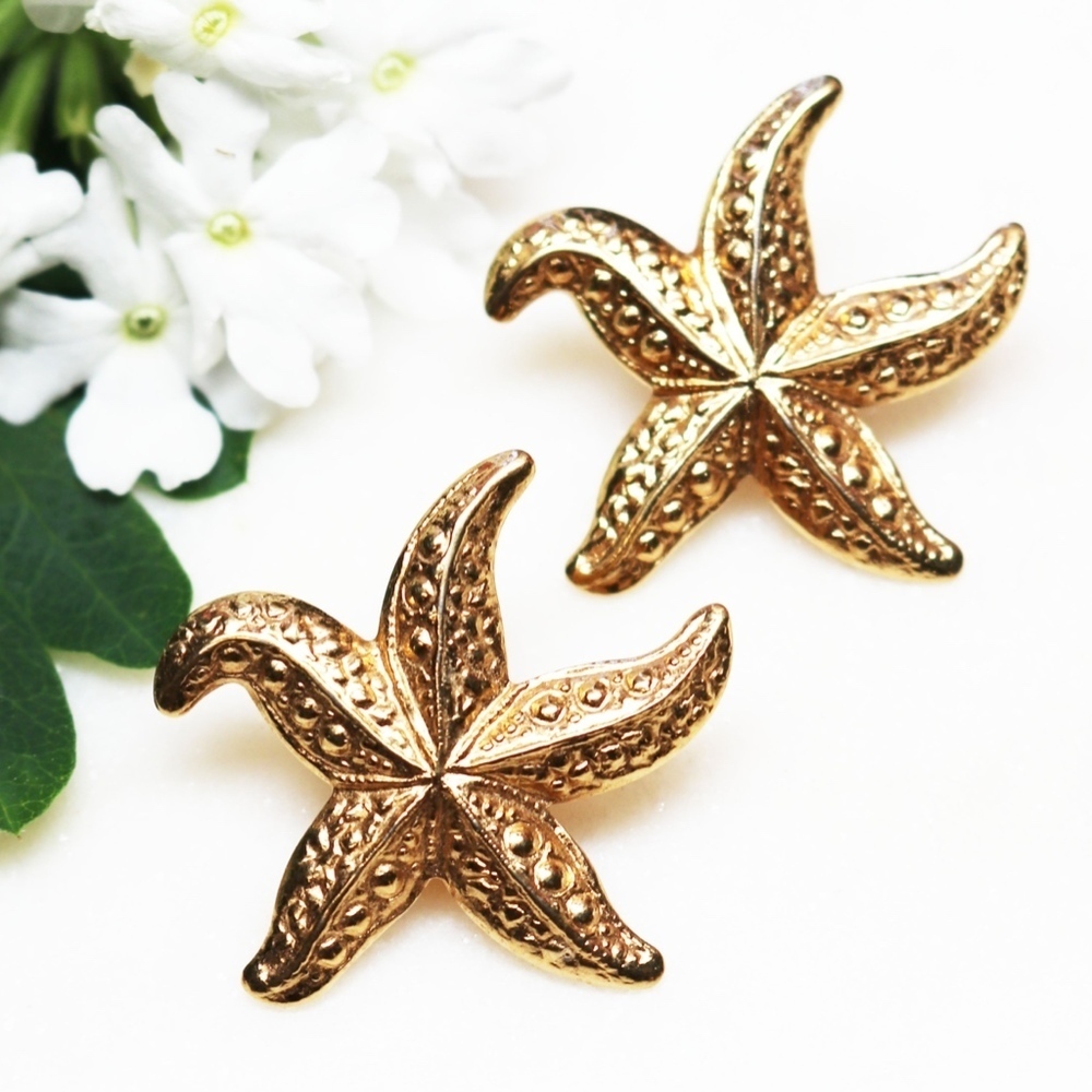 LOVELY VINTAGE 1987 GOLD STARFISH EARRINGS by AVON